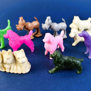 Grupa 10 zabytkowych śniadaniowych kolorowych mini plastikowych figurek do płatków zbożowych w kształcie psa z lat 60.