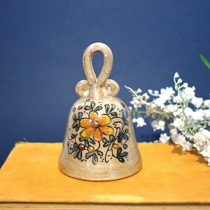 Schöne handgemachte vintage dekorative Keramik Glocke mit Blumenmotiv aus den 80er Jahren.