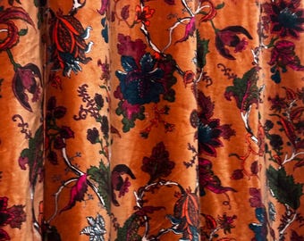 Elegancia terrosa: cortinas de terciopelo con estampado floral en tonos óxido intenso