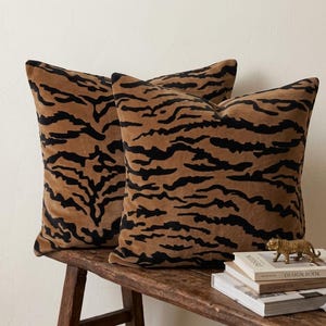 Funda de almohada de terciopelo con estampado de tigre, color topo, decoración para el hogar.