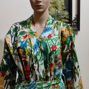 フリーダ プリント着物、ローブ、女性用普段着ローブ、コットン着物、ホワイトコットンローブの花嫁介添人ローブ。