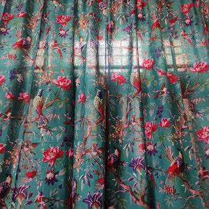 Puede incluir: Paneles de cortina de color turquesa con un vibrante estampado floral y de p&aacute;jaros. El dise&ntilde;o presenta flores rojas, acentos morados e ilustraciones detalladas de p&aacute;jaros posados en ramas. La tela es semitransparente.
