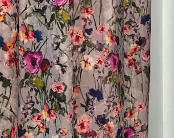 Cortina de terciopelo estilo vintage: estampado floral en gris claro y rosa polvoriento, tamaño personalizable.