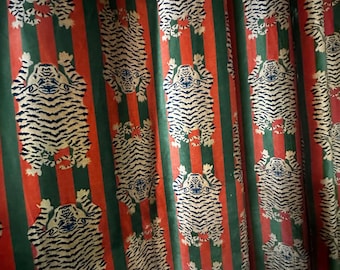 Tibetanska tigerrandiga gardiner i bomullssammet – Grönröd, Maximalist Drapes