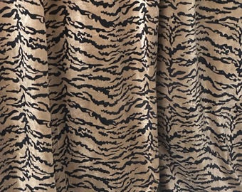Cortina de terciopelo beige/marrón estilo vintage: el estampado de tigre se puede personalizar con una decoración bohemia.