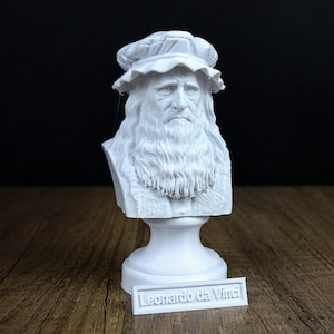 Popiersie Leonarda da Vinci, włoskiego erudyty epoki renesansu, statua, dekoracja rzeźbiarska.
