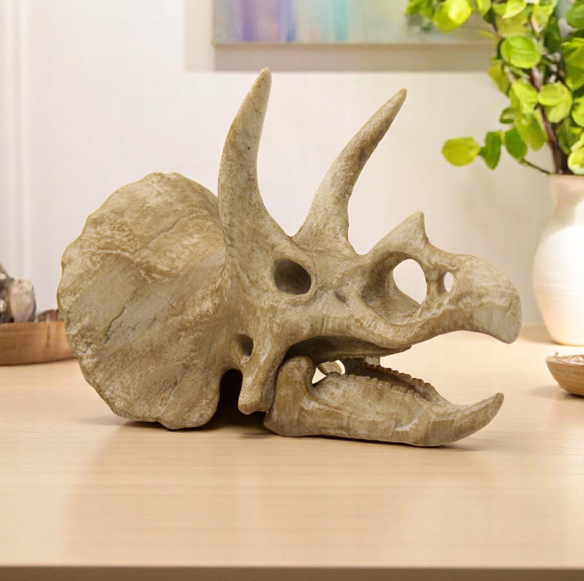 手描きのトリケラトプスの頭蓋骨のレプリカ：先史時代の化石の装飾