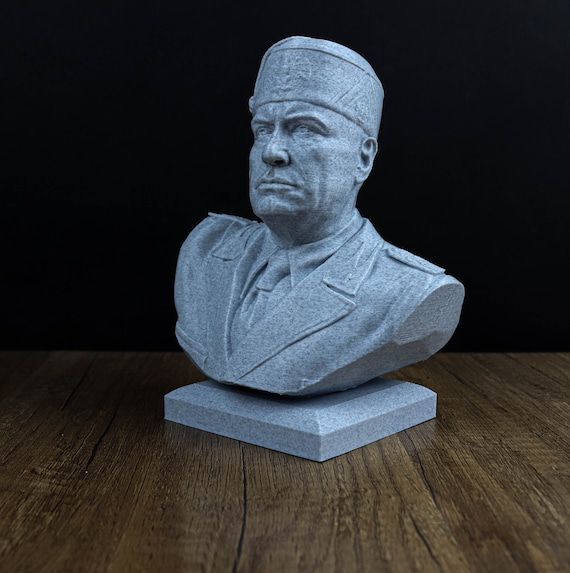 Busto di Benito Mussolini, statua del Duce, ex primo ministro italiano -   Italia