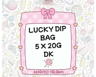 Puede incluir: Un letrero cuadrado con borde de cuadros vichy rosa y un lazo rosa en la parte superior. El texto dice LUCKY DIP BAG, 5 X 20G DK y ASSORTED COLOURS. Una pequeña bola de lana de dibujos animados con cara y brazos está centrada bajo el texto. Fondo con iconos de costura.