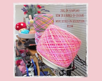 Puede incluir: Un ovillo de lana scrapcake DK de 200g con una mezcla vibrante de hilos rosas, amarillos y naranjas. El texto en la imagen dice 200G DK SCRAPCAKE NOW IN A RANGE OF COLOURS MORE DETAILS IN DESCRIPTION BELOW y PERFECT FOR SCRAPPY BLANKETS.
