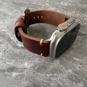 Correa de cuero grabada para Apple Watch Ultra: marrón rústico de 49 mm