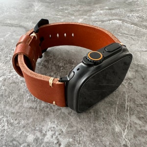 Apple Watch Ultra Lederarmband mit Gravur in Hellbraun mit Hardware in Schwarz, 49 mm