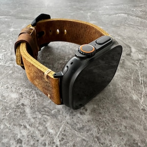 Büffellederarmband mit Gravur für Apple-Uhr: Rustikales Braun, Metallteile Schwarz