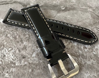 Correa de reloj de charol negro grabado, diseñada para relojes con asa de 24 mm.