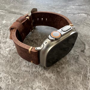 Uhrenarmband aus braunem Leder mit Gravur für Apple Watch: 45 mm 46 mm 49 mm