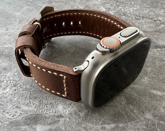 Graverat mörkbrunt läderarmband till Apple Watch Ultra – 49 mm