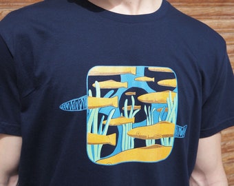 Diseño "POSIDONIA" camiseta estampada, con ilustración de arte - artista, 100% algodón orgánico. t-shirt with artist design. Organic cotton