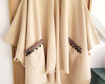 Boho varm kimonokofta – en storlek passar alla | Vårponchojacka med etniska detaljer | Beige, mörkröd