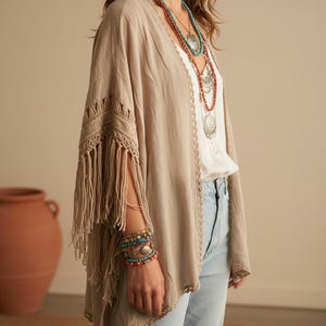 Beige Boho Cardigan– festival Cover up• Bohemian beige ruana• Festival Outfit • warm Layering Kimono, gehäkelter Cardigan mit Fransen Bild 4