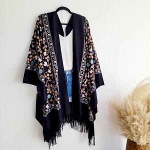 花柄刺繍入りユニセックスの暖かいカーディガン、厚手のカーディガン、秋カーディガン、ボヘミアンカーディガン、ピンクパープルカーディガン、黒の刺繍ジャケット