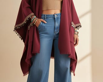 Boho varm kimonokofta – en storlek passar alla | Vårponchojacka med etniska detaljer | Beige, mörkröd jacka