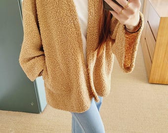 Anpassad teddyjacka – Stor och mysig | Avslappnad övergångsjacka med fickor