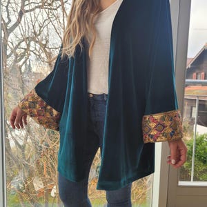 エメラルド グリーンのベルベット カーディガンの女性、ピンクのベルベットのブレザー、古いピンクの着物、刺繍入りの着物ジャケット、プラスサイズのジャケット、黒のエスニック カーディガン
