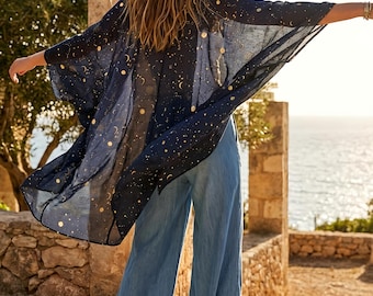 Nyckfull kofta med måne och stjärnor, lång mörkblå kimono, festivalkimono, kimonojacka i plusstorlek, lätt bohemisk kofta, julklapp