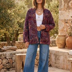 Könnte beinhalten: Rustikales Holzschild mit dem Text "Welcome to our home" in weißen Buchstaben. Das Schild hat eine Used-Optik und ein schlichtes, einladendes Design, perfekt für eine Veranda oder einen Eingangsbereich.