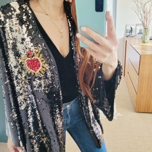 Kimono de lentejuelas personalizado | Lentejuelas reversibles negras y doradas | Parche del Sagrado Corazón | Unisex y tallas grandes | Hecho a mano