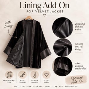 Könnte beinhalten: Eine schwarze Samtjacke mit einer Satin-Innenfutter-Option. Das Bild zeigt die Jacke auf einem Kleiderbügel, mit kreisförmigen Einsätzen, die das glatte Innenfutter zeigen. Text umfasst Lining Add-On for Velvet Jacket und Optional Add-On.