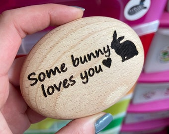 Un petit lapin vous aime, galet en bois gravé au laser, joli cadeau unique pour la Saint-Valentin