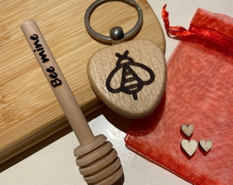 Bee Mine Valentine’s Gift Set, Wooden Bee Keyring & Honey Dipper, Unique Eco Friendly Letterbox Gift