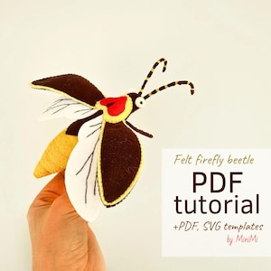 Könnte beinhalten: Ein handgefertigter Leuchtkäfer aus Filz mit braunen, weißen, gelben und roten Akzenten. Die Flügel sind mit schwarzen Nähten versehen. Das Bild enthält den Text "Felt firefly beetle PDF tutorial +PDF, SVG templates by MiniMi."