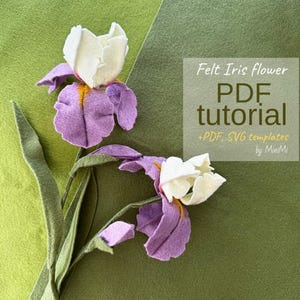 Può includere: Due fiori di iris in feltro realizzati a mano con petali superiori bianchi e petali inferiori viola con accenti gialli. Gli steli e le foglie sono verdi. Il testo recita: Felt Iris flower PDF tutorial +PDF, SVG templates by MiniMi.