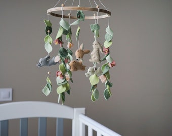 Felt baby mobile ‘Forest Animals’: nursery room decor in a woodland style