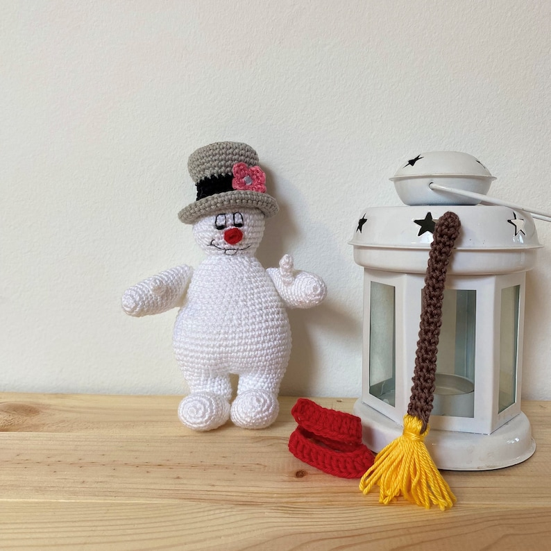 PATRÓN DE GANCHILLO: Muñeco de nieve con gorro, Patrón en PDF, Muñeco de nieve, Patrón de amigurumi, Muñeco de nieve en PDF, Escrito en inglés, Fácil de seguir, Patrón mediano imagen 2