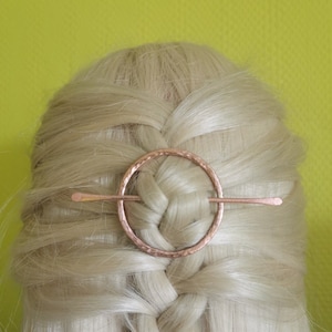 真鍮または銅製の丸いヘアクリップ。ミニマリストなロングヘアホルダー、バレッタ。ホルダーは手作業で鍛造され、カントリースタイルです。女性、女の子へのギフト