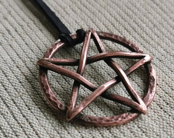 Anhänger. Geschmiedetes Pentagramm-Amulett aus Kupfer. Gehämmerte handgefertigte Halskette. Country-, brutalistischer, Boho- und Hippie-Schmuck. Geschenk für Mann, Frau