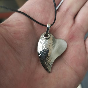 Colgante de plata alemán, Colgante de corazón melchor. Handmade.jewelry. Melchior corazón, cadena de alambre y correa de cuero, Love Pendant.Gift for ,mujer