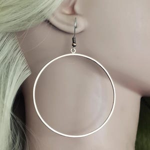 Stora kopparörhängen. Hamrad koppar. Enkla vardagssmycken. Klassiska cirkulära örhängen. Present till kvinna, tjej. Handgjorda i boho- och hippiestil.