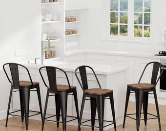 Juego de 4 taburetes de metal para bar, sillas de respaldo alto, taburetes de altura de mostrador para interiores, taburetes negros con detalles de madera para comedor o isla de cocina.