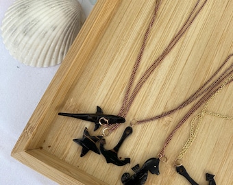 Collar con colgante de coral negro raro, tiburón, estrella de mar, caballito de mar y ancla.