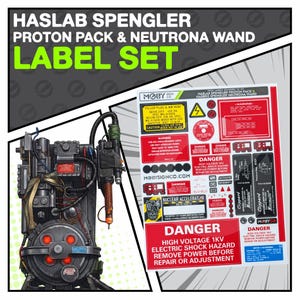 Może przedstawiać: Szczegółowy obraz zestawu etykiet Haslab Spengler Proton Pack & Neutrona Wand. Obraz przedstawia replikę plecaka protonowego z różnymi etykietami i znakami ostrzegawczymi. Tekst "LABEL SET" jest w dużych zielonych literach.