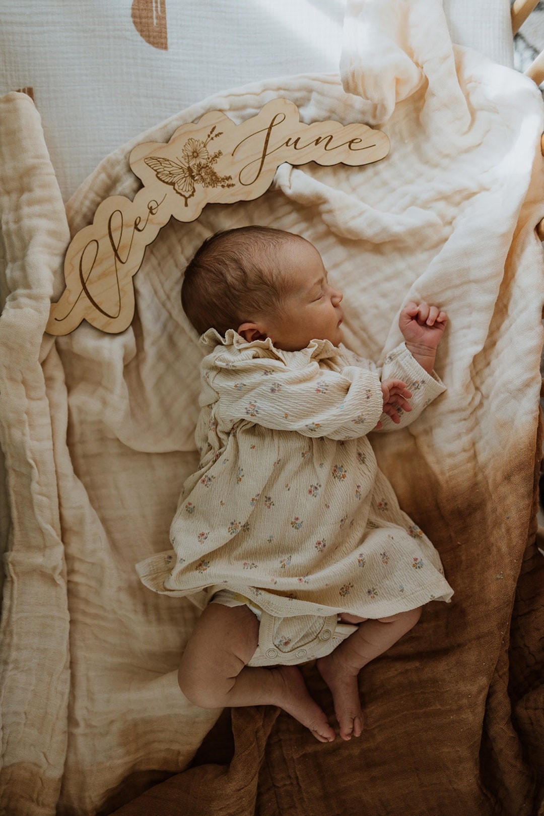 Disco con nome per bambina con fiore, disco in legno per annuncio del bambino, cartello con nome neonato per ospedale, cartello con nome bambino, - Italia