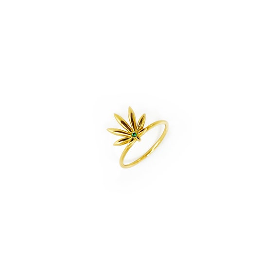 18k gold Marijuana ring / Emerald stone cannabis ring gold / Small gold cannabis ring / Dainty ring / Marijuana leaf dainty / Mary Jane ring