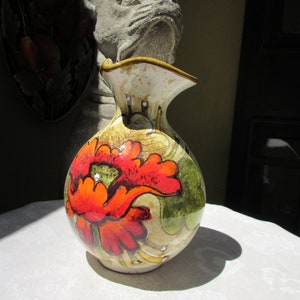 Handgefertigte toskanische Vase, handbemalt mit Mohnblumen in einer sehr traditionellen Form und Gestaltung