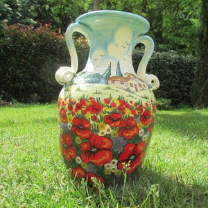Handgefertigte toskanische Vase, handbemalt mit Landschaft und Zypresse in einer sehr traditionellen Form und Gestaltung