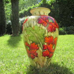 Toskana Vase handgefertigt, handbemalt mit sehr detaillierten modernen Mohnblumen auf sehr traditioneller Form