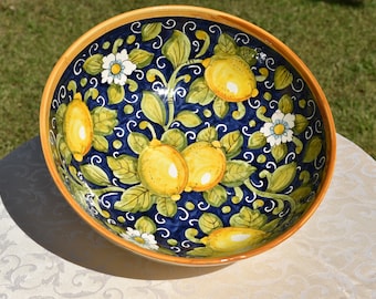 Cuenco de pasta de cerámica toscana hecho a mano, pintado a mano con limones sobre diseños azules.